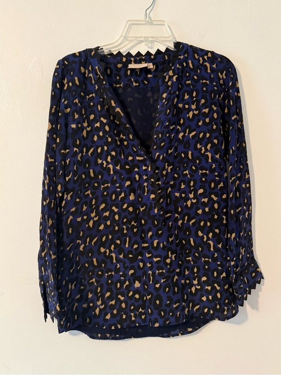 Rungolee Tops - Rungolee Navy Blue Leopard Print V-Neck Blouse. size XS